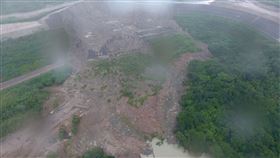 基隆市,豪雨,月眉路,土資場管制站,遭沖走(圖/基隆市政府提供)中央社