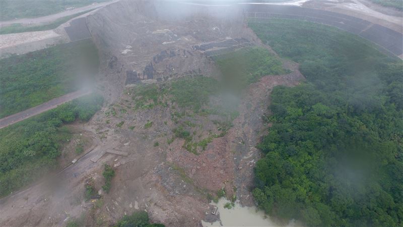 基隆豪雨　月眉路土資場管制站遭沖走