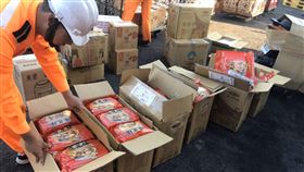 金門岸巡隊查獲陸菇（1）金馬澎分署第九岸巡隊22日表示，料羅商港安檢所人員21日進行貨物拆檢時，察覺一批輸台貨物中的6只紙箱明顯有異，拆檢後起出6箱72小包的疑似大陸香菇，重約43.2公斤。（金門岸巡隊提供）中央社記者黃慧敏傳真　108年11月22日