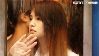 女星化身女教師！搭公車急煞差點摔跤