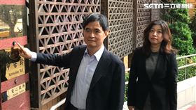 ▲文曄科技董事長鄭文宗在律師陪同下，赴台北地檢署按鈴提告大聯大公司。（圖／記者楊佩琪攝）