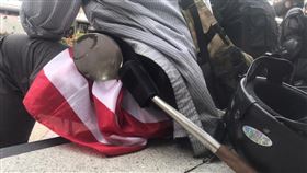 在理大為學生做飯的廚師「廚房佬」，他視煮飯湯勺為武器，自豪能填飽所有人的肚子，要留守到最後一刻，作示威者的後盾。（眾新聞提供）