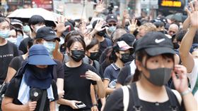 不理禁蒙面法　港人仍戴口罩遊行香港反送中示威者不理會港府祭出禁蒙面法，5日遊行時依舊戴上口罩。中央社記者張謙香港攝　108年10月5日