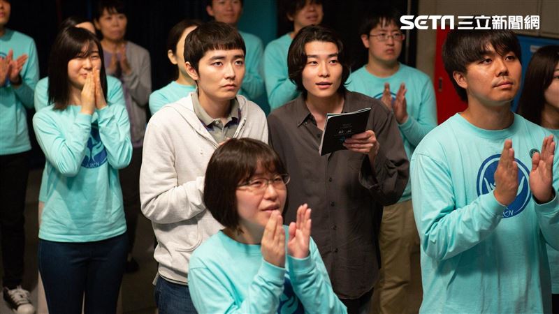 《一屍到底》導演新作！粉絲拍手狂笑