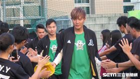 ▲棒球選手王維中（前）、曾仁和與宋文華到台中二中指導社團棒球。（圖／記者蕭保祥攝影）