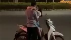 越南,接吻,熱吻,擁抱,示愛,摩鐵,旅館,交通,啪啪,愛愛,情侶,年輕人,　圖／翻攝自YouTube