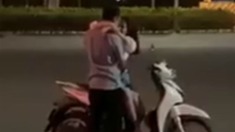 熱戀情侶無極限！馬路中央上演…戲碼