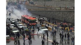 伊朗司法部發言人艾斯邁里表示，已逮捕上週因汽油漲價引爆抗議的約100名帶頭者。圖為伊朗民眾16日在高速公路上示威抗議汽油價格上漲。（路透社提供）