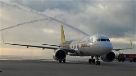 金門非國航包機　汶萊航空飛抵尚義機場搭載近50名旅客的汶萊皇家航空公司包機，23日清晨抵達金門尚義機場，這是非國航飛機首次直航金門。航空站以噴水儀式歡迎汶萊航空到來。中央社　108年11月23日