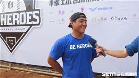 ▲棒球選手朱立人到八卦山指導小選手時受訪。（圖／記者蕭保祥攝影）