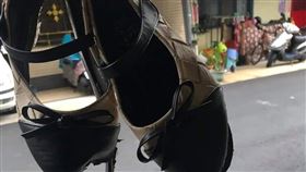 原PO貼出女兒穿壞的娃娃鞋。（圖／翻攝自爆怨公社FB）