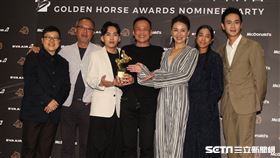 金馬56　陽光普照獲觀眾票選獎第56屆金馬獎22日晚間在台北舉行入圍酒會，會中揭曉本屆觀眾票選獎由「陽光普照」奪得，全片監製葉如芬（左起）、導演鍾孟宏、演員巫建和、陳以文、柯淑勤、(溫)貞菱及劉冠廷同台領獎。 記者邱榮吉攝影