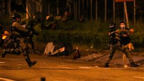 校園成戰場　港警逮捕欲闖封鎖線示威者（1）香港理工大學成反送中示威運動警民交鋒場域，19日晚間有黑衣民眾欲闖過警方設在學校外圍的封鎖線離開，但遭港警發現追捕。中央社記者吳家昇攝　108年11月19日