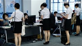 月薪上看8萬！華航空服員初試　6千人搶「70位」超激烈（圖／記者林聖凱攝影）