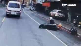 為閃超車小貨車　年輕母載2童摔車