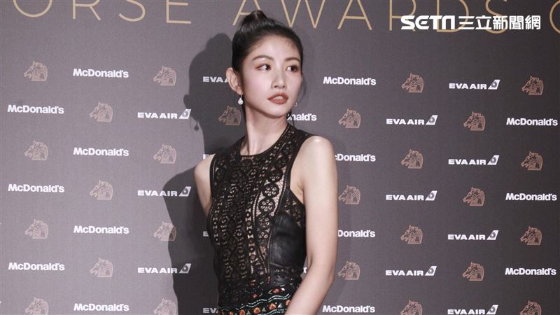 李千那洞洞裝登紅毯…曝：裡面不能穿