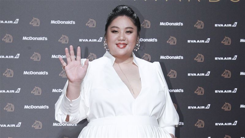 準新演員中洞大開⋯豪乳蹦出藏食物