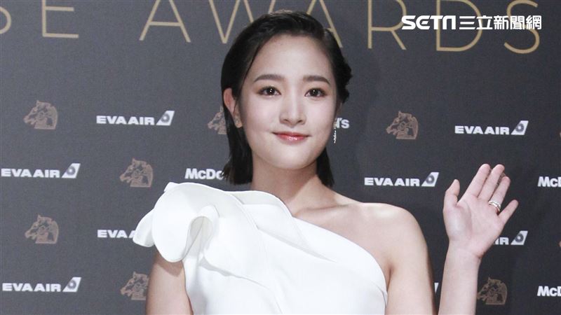 王淨露雪白香肩　網一看驚：激凸了？