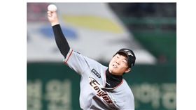 ▲韓火鷹21歲投手金成勳失足墜樓身亡。（圖／截自韓國媒體）