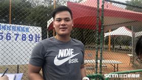 ▲張育成在徐生明少棒賽指導小球員。（圖／記者黃泓哲攝影）