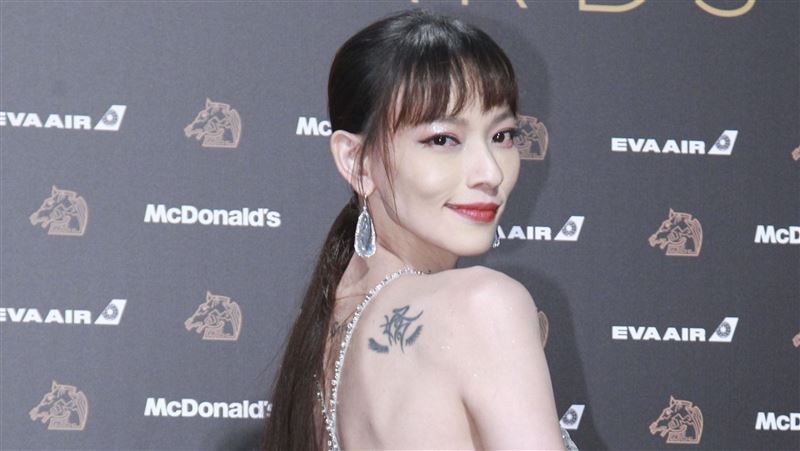 辣翻！姚以緹「X細肩帶」大秀美背