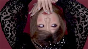 韓國女五官全移位！頭竟180度翻轉…「顛倒妝」嚇瘋男友（圖／翻攝自YouTube）