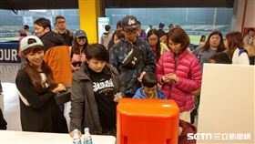 冬季聯盟場邊扭蛋攤位。（圖／記者王怡翔攝影）