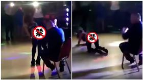 脫衣舞孃勾引男客！朝他臉「狂搖翹臀」　鐵沙掌一拍慘了（圖／翻攝自Fishki.net）