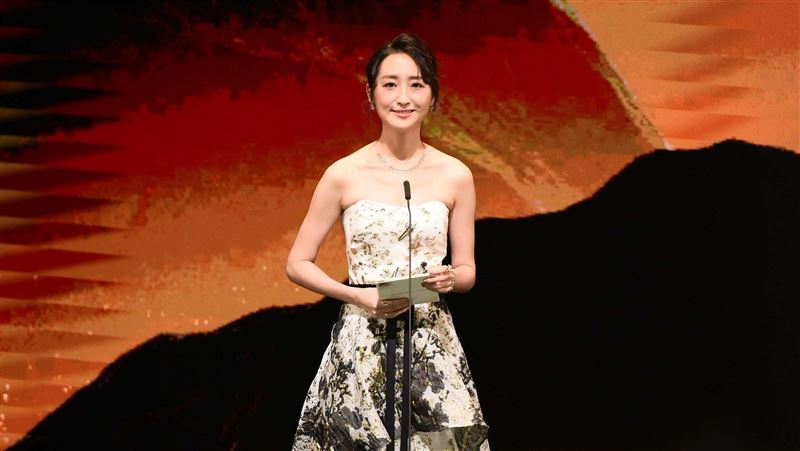 柯佳嬿頒獎禮服美炸！網讚：仙女下凡