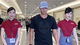 遭指定讓渡  陳偉殷：難過接受職業生涯第一次旅美馬林魚隊左投陳偉殷（中）24日清晨搭機返台，對於遭球隊進入指定讓渡程序，他表示，第一時間聽到訊息時有些低落、難過，但球員在職業生涯都會遇到第一次，他會盡力做自己該做的事情。中央社記者邱俊欽桃園機場攝　108年11月24日