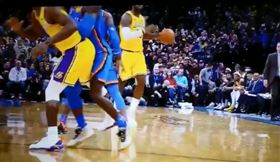 ▲Rondo踢中Schroder重要部位。（圖／翻攝自推特）