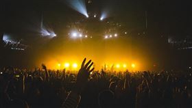 辛苦搶演唱會門票，當天因遇到突發狀況沒辦法參加，也無法退票，消費者如果無法轉賣，只能自認倒霉。有產險業者開賣「退票險」，但金管會保險局抽查卻認定商品型態有疑慮，業者紛紛「喊卡」停售。（圖取自Unsplash圖庫）