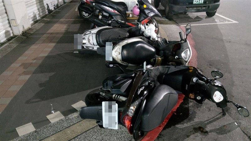 醉漢連踹30車醉倒路邊　車主怒提告