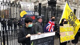 倫敦港人遊行至唐寧街為了聲援家鄉，香港人23日在英國各大城市串聯遊行，倫敦有上千人響應，遊行團體並到唐寧街遞交陳情信。中央社記者戴雅真倫敦攝  108年11月24日