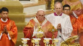 教宗方濟各主持彌撒教宗方濟各22日下午在曼谷聖母升天主教座堂（Assumption Cathedral）主持彌撒，和上百名年輕的天主教徒見面。中央社記者呂欣憓曼谷攝　108年11月22日