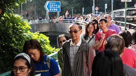 香港區議會選舉投票人潮（1）香港近日抗爭情勢逐漸趨緩，24日區議會選舉如期舉行，上午各個投票站湧入大量人潮。中央社記者吳家昇攝  108年11月24日