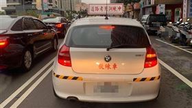 原PO在路上看到BMW的教練車。（圖／翻攝自爆廢公社二館）