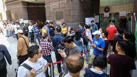 香港區議會選舉投票人潮（2）香港近日抗爭情勢逐漸趨緩，24日區議會選舉如期舉行，上午各個投票點湧入大量人潮，民眾排隊等待投票。中央社記者吳家昇攝  108年11月24日