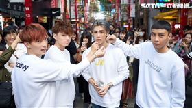 noovy西門町快閃吸睛 鐵粉愛相隨大玩人體接龍超人氣炸翻天 蟲蟲危機逼近 索尼音樂提供