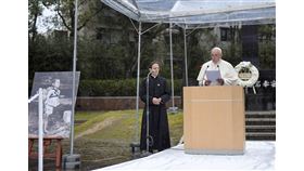 天主教教宗方濟各（右）24日在日本長崎市爆心地公園發表演說，譴責核武的殘酷性，帶給世人莫大的苦痛與悲傷。（共同社提供）