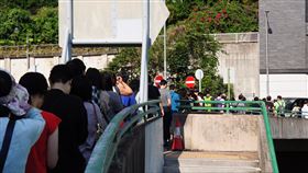 港人冀以選票表民意  但對政府回應感悲觀（2）香港24日舉行第6屆區議會選舉。上午8時許，港島高主教書院票站前，排隊投票的民眾已綿延超過100公尺。中央社記者沈朋達香港攝  108年11月24日