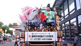 魏嘉賢赴日參加八幡宮祭典山車遊行（2）日本岩手縣盛岡市以「盛岡山車祭」聞名，花蓮市長魏嘉賢（前右3）等市政團隊日前參加八幡宮祭典山車遊行，登上山車與日本神話中的海神惠比壽合照。（花蓮市公所提供）中央社記者李先鳳傳真　108年9月22日