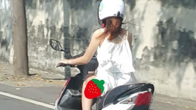 美女騎車！風一吹　下面一球被看光了