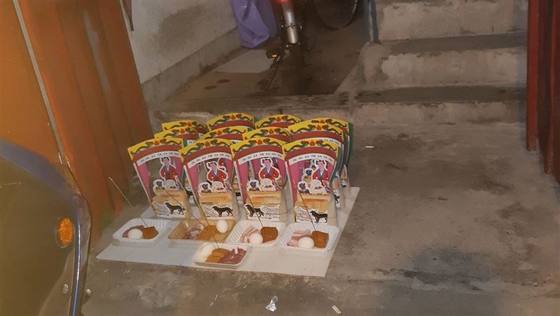12尊紙神像插滿香！他貼牆上樓毛爆