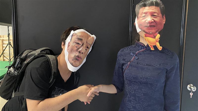 戴韓國瑜面具在萬人前唱說謊　原因曝