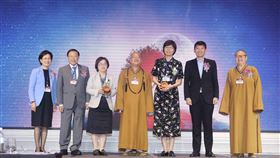 2019星雲真善美傳播獎頒傑出貢獻獎「2019星雲真善美傳播獎」頒獎，其中，政大教授蘇蘅（左3）與新加坡報業控股華文媒體集團社長李慧玲（右3）獲「傑出貢獻獎」，肯定兩人為社會努力與奉獻。中央社記者黃自強新加坡攝  108年11月24日