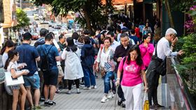 區議會投票至晚間10時30分（2）香港近日抗爭情勢逐漸趨緩，24日區議會選舉如期舉行，投票時間為24日上午7時30分至晚間10時30分。圖為灣仔郵政局延伸至天橋的排隊人龍，人潮多到看不到投票站。中央社記者吳家昇攝  108年11月24日