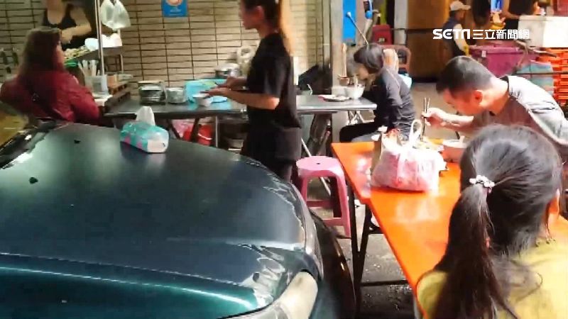 無名車停攤販前　知名米粉湯照做生意
