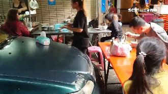 無名車停攤販前　知名米粉湯照做生意