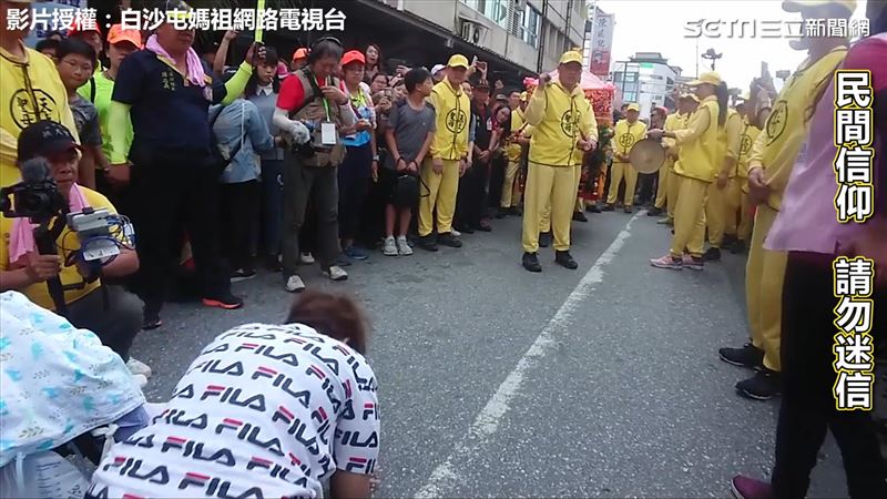 孝女跪求保佑重病母　媽祖鑾轎暖加持